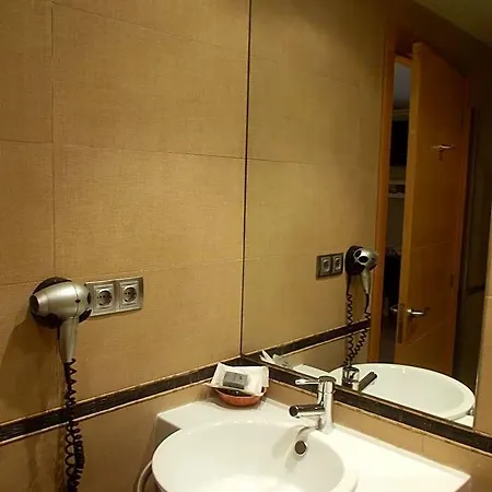 Hotel Gijon فندق خيخون