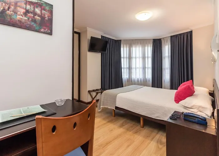 מלון Hotel Gijon גיחון